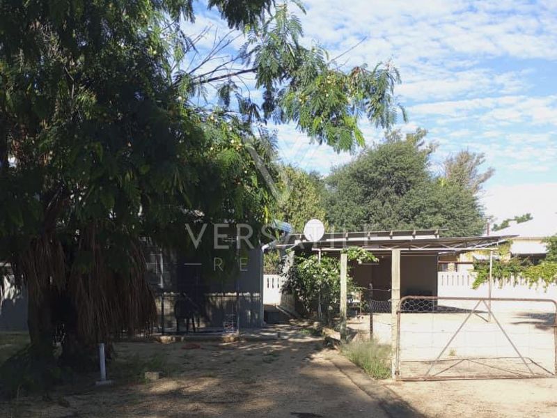 Spacious 4 Bedroom house + 2 Bedroom flat on huge erf for sale - Photo 10