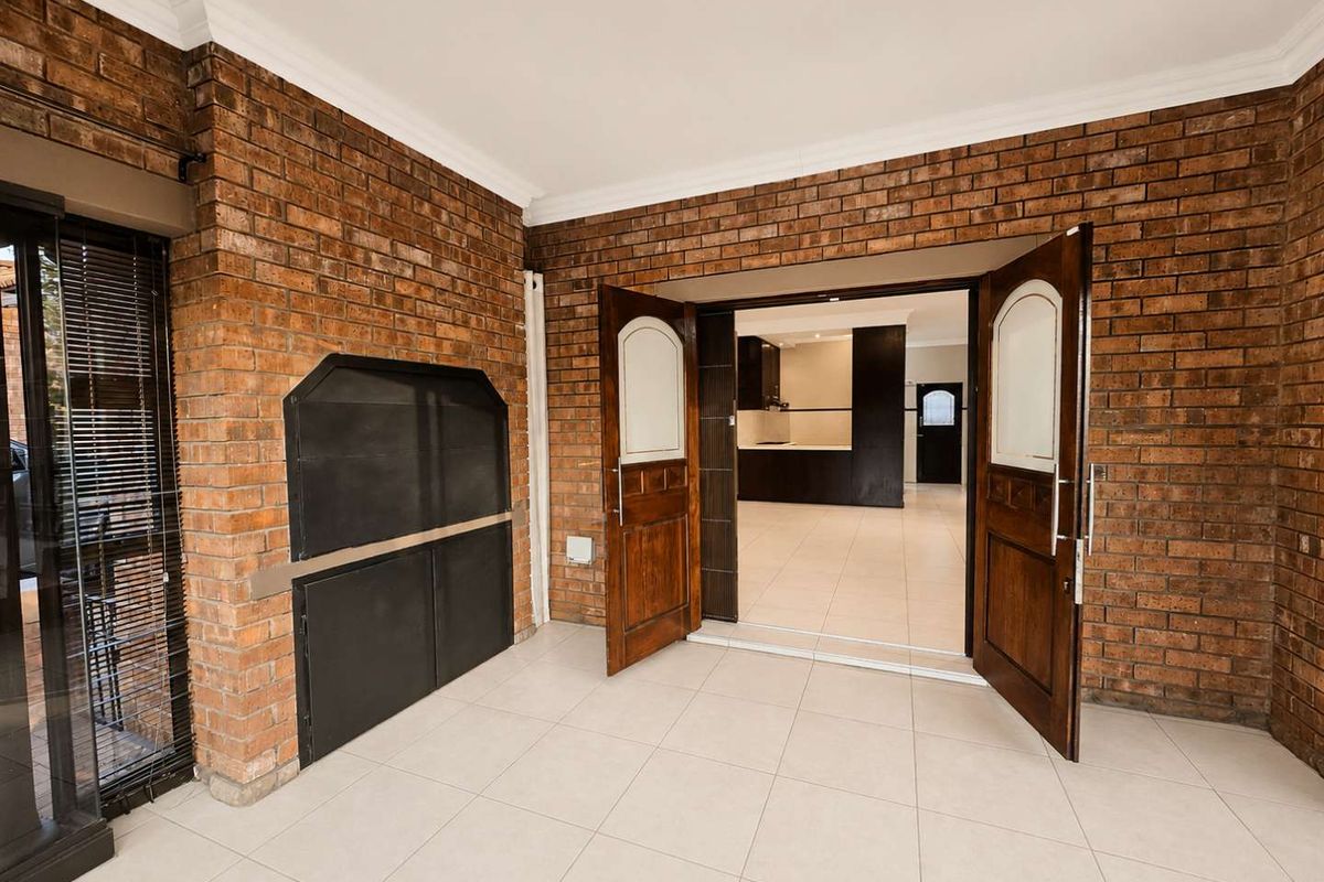 Beautiful Home in Exclusive Retirement Village adjacent to the 7 Dams Conservancy - Photo 4