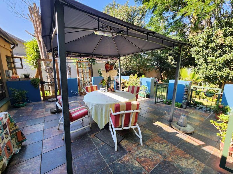 Charming Riviera Classic with Large Established Garden - Photo 1
