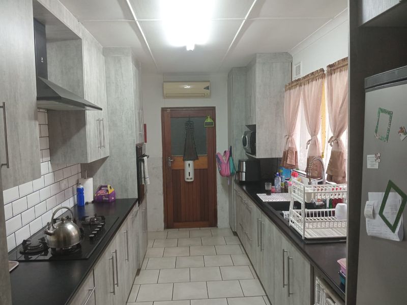 Family Home in Arboretum: Spacious Living, Lush Garden - Photo 3