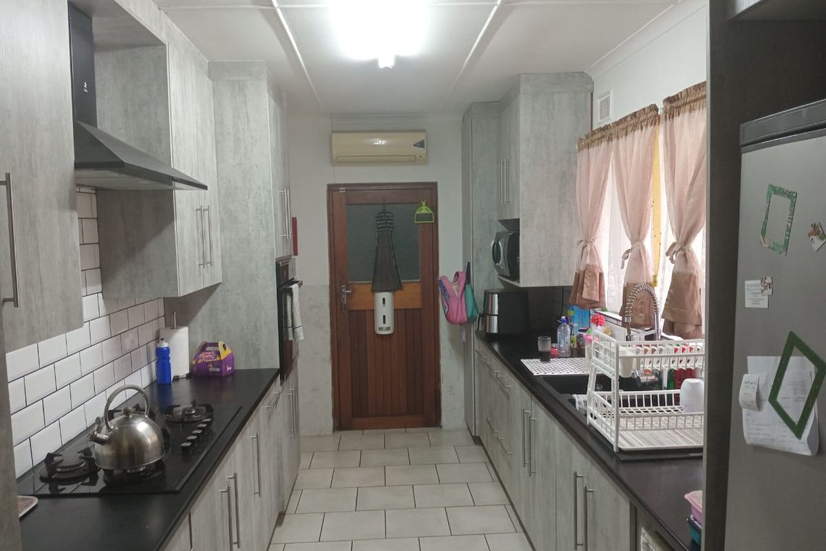 Family Home in Arboretum: Spacious Living, Lush Garden - Photo 3