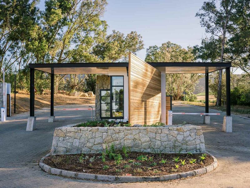 Build an Architectural Masterpiece on this Exclusive Stand - Photo 4