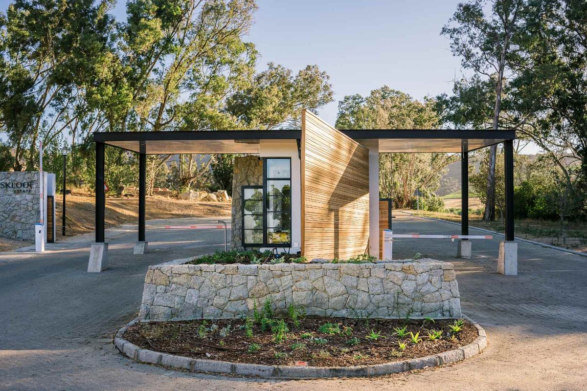 Build an Architectural Masterpiece on this Exclusive Stand - Photo 4