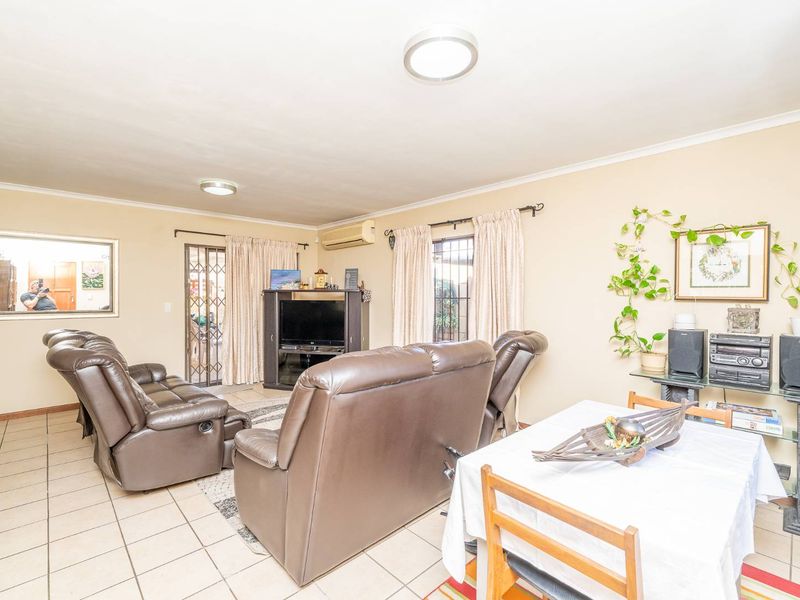 Spacious Family Haven with Modern Touches in Brackenfell - Photo 4