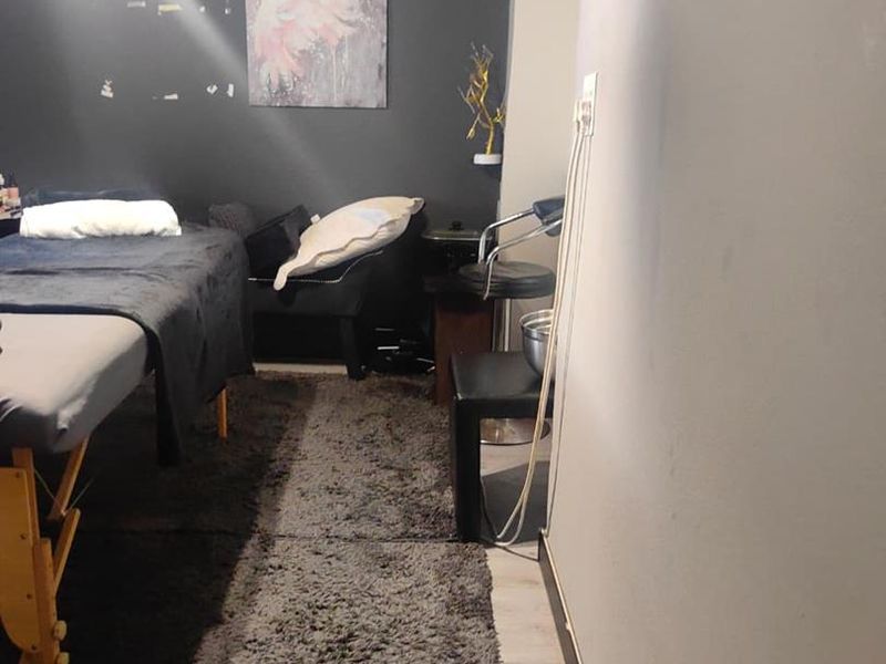 Charming 3-Bedroom Family Home with Pool in Safe Street - Photo 10