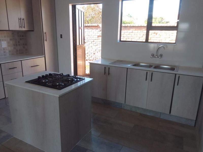 New Modern Secure Face-brick townhouse in the peaceful area of Riversdale - Photo 6