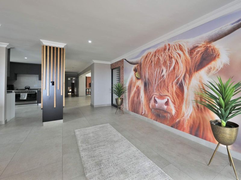 FOUR STOREY, DRAMATIC SCALE AND VOLUME RESIDENCE IN PLATTEKLOOF. - Photo 8