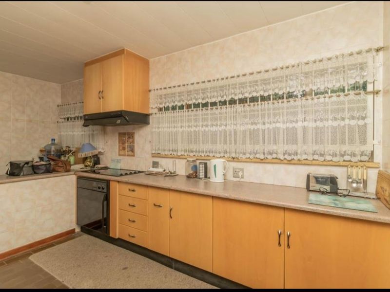 5 Bedroom House For Sale - Photo 8