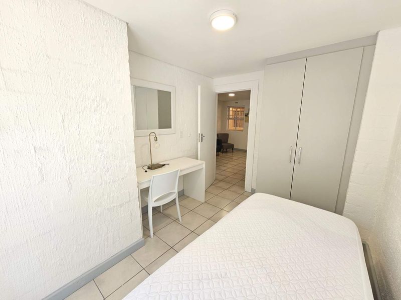 Beautifully renovated and furnished 2 Bed 1 Bath Apartment with open plan living area with kitchenette - Photo 6