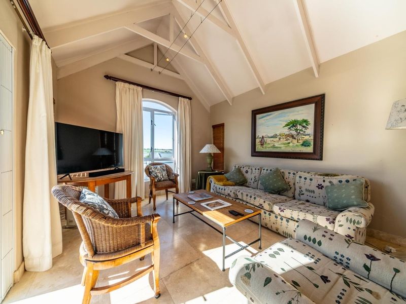 Spacious Furnished Apartment with Mountain Views in Stellenbosch - Photo 3