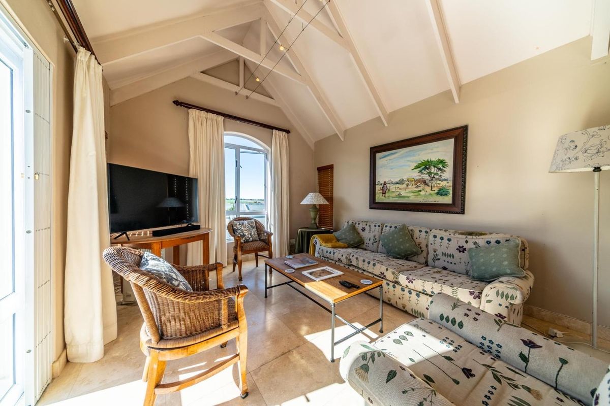 Spacious Furnished Apartment with Mountain Views in Stellenbosch - Photo 3