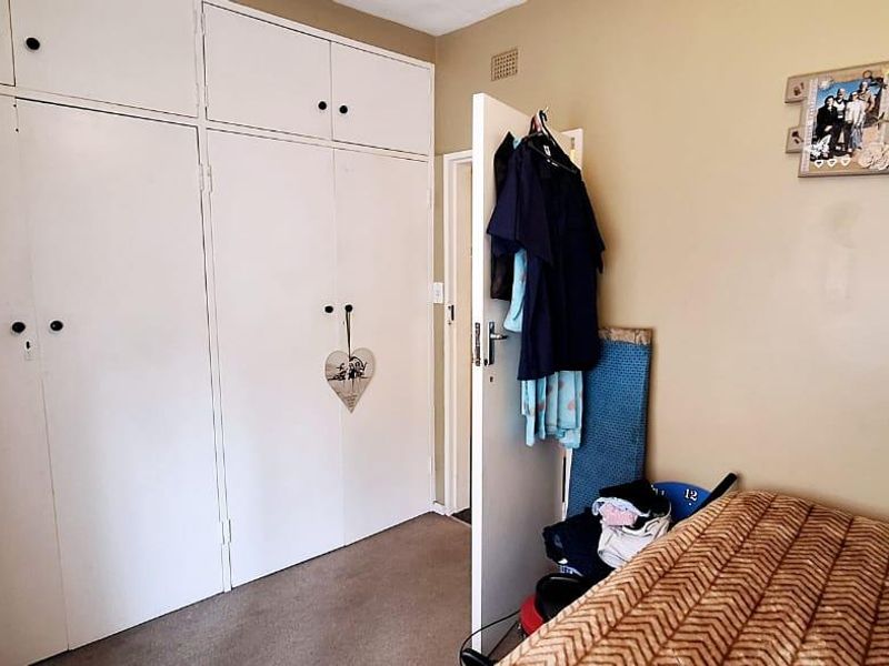 3 Bedroom Unit in South Crest with Spacious Outside Patio & Garden area - Photo 10