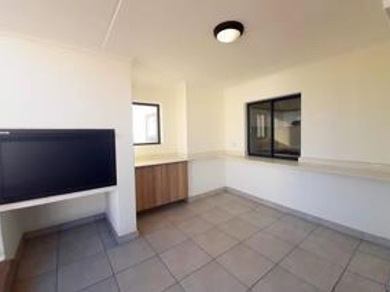 Modern 3 Bedroom to Let - Photo 3