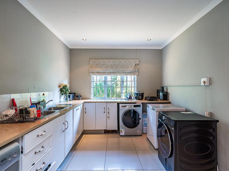 ELEGANT 5-BEDROOM FAMILY HOME IN THE HEART OF KLOOF - Photo 6