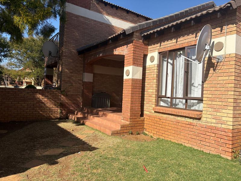 Modern 2-Bedroom, 2-Bathroom Townhouse in Prime Security Estate - Photo 2