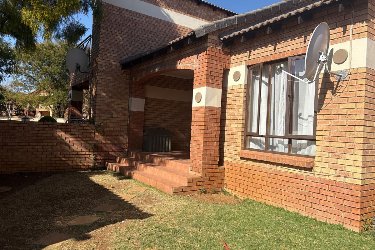 Modern 2-Bedroom, 2-Bathroom Townhouse in Prime Security Estate - Photo 2