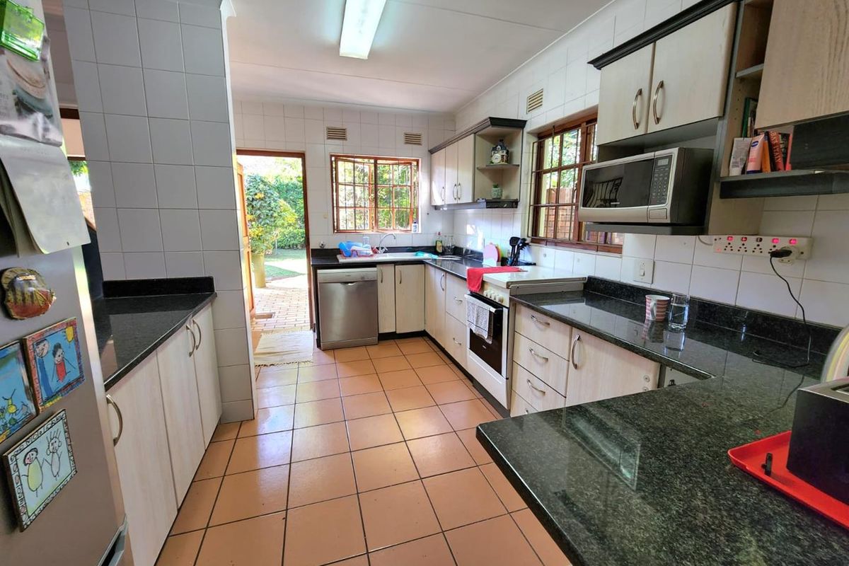 2 Bedroom Townhouse For Sale in Hillcrest - Photo 5