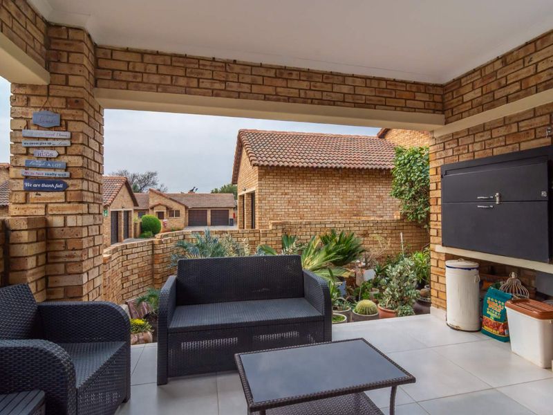 Ultra-modern 4-bedroom townhouse – Move-In Ready! - Photo 5