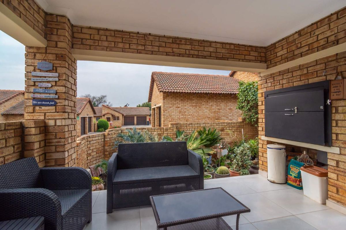 Ultra-modern 4-bedroom townhouse – Move-In Ready! - Photo 5