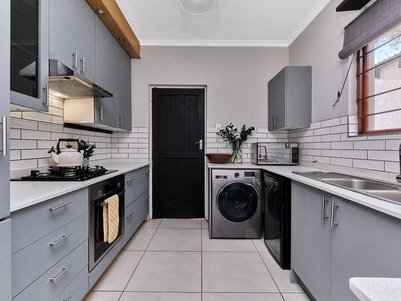 Modern Living Made Easy in a Prime Location. - Photo 2