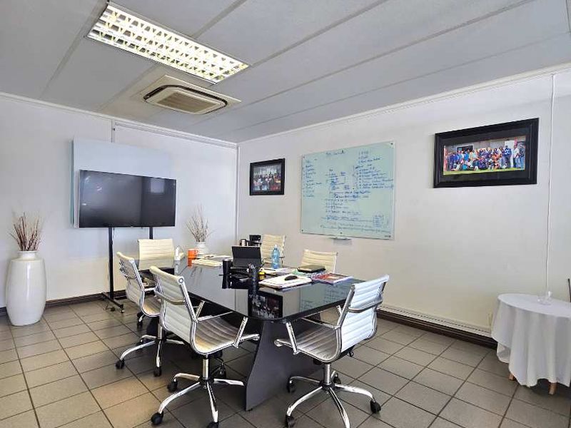 Modern 100m2 Office Unit in High-Demand Location - Photo 8