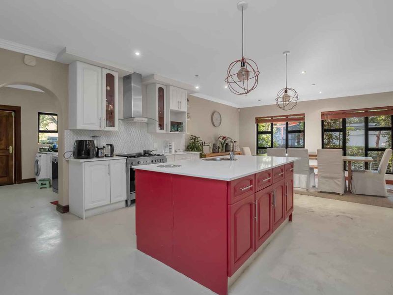 LARGE FAMILY HOME CLOSE TO GREEN BELT - Photo 8