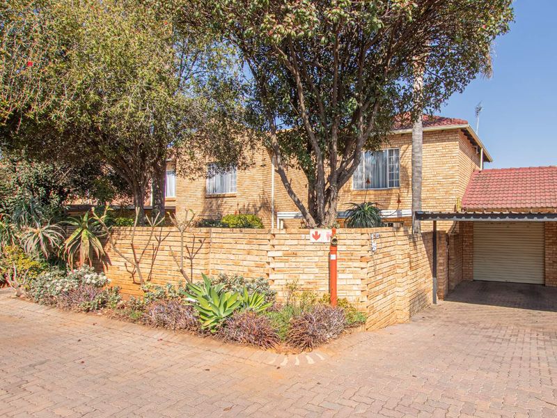 **Charming Duplex with Modern Comforts in Pristine Condition** - Photo 4