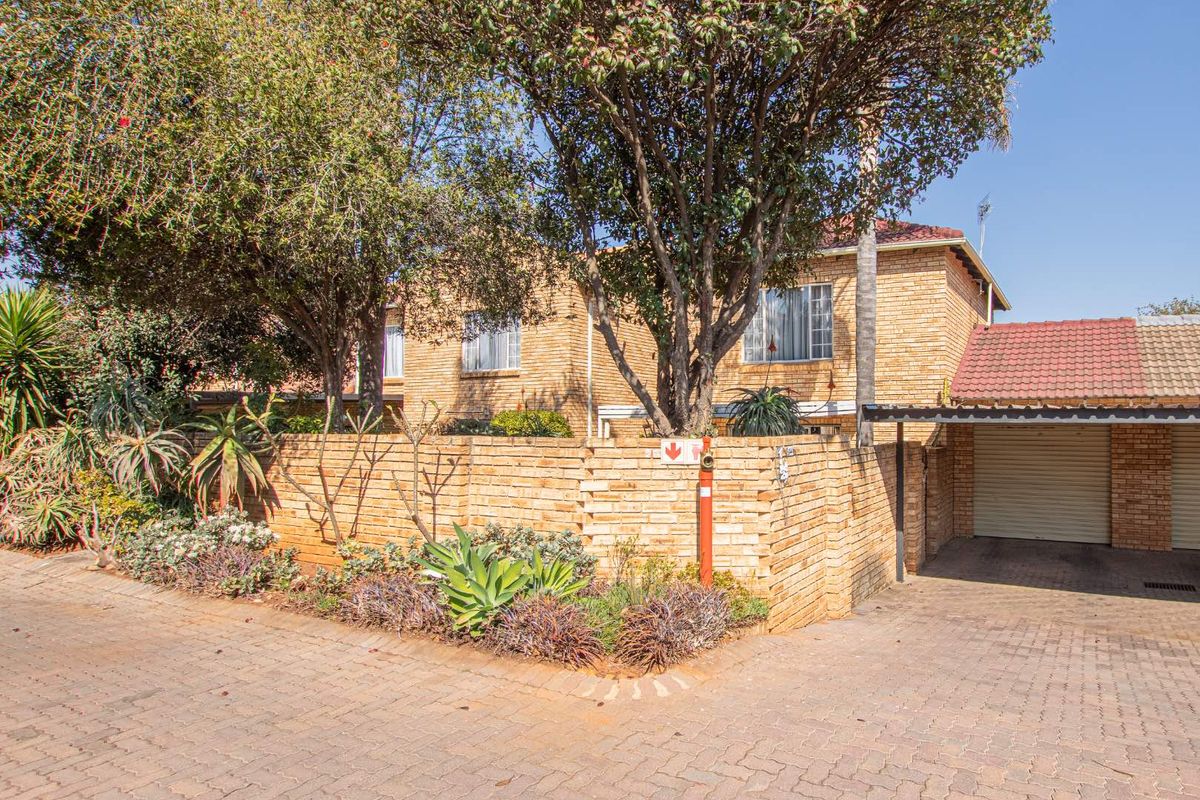 **Charming Duplex with Modern Comforts in Pristine Condition** - Photo 4