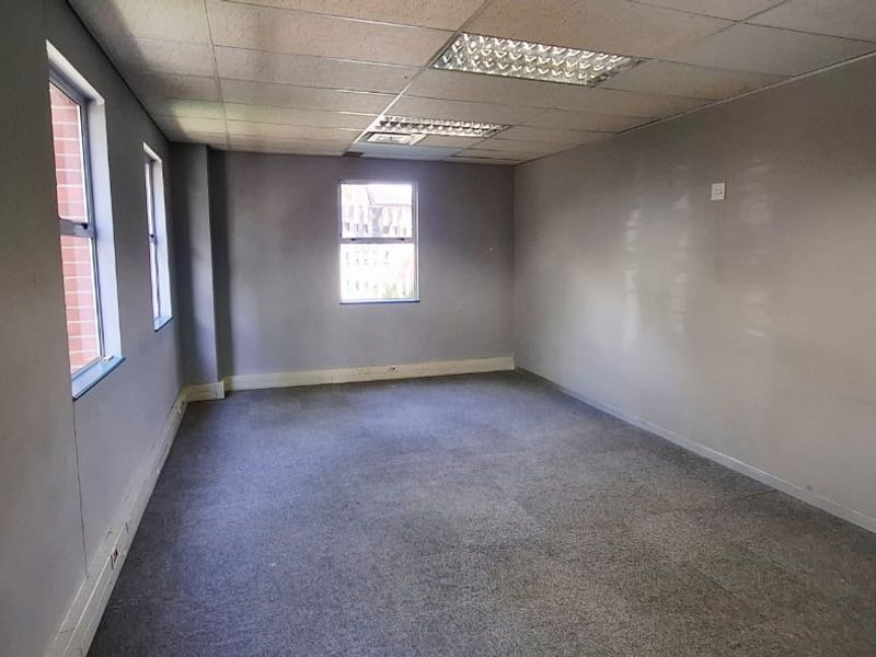 "Elevate Your Business: Spacious Office with Flexible Layout!" - Photo 7