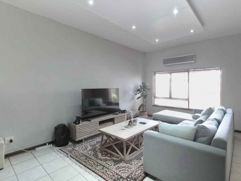 Spacious. Perfectly Located 3 Bedroom Sandton Townhouse With Lovely Private Garden - Photo 5