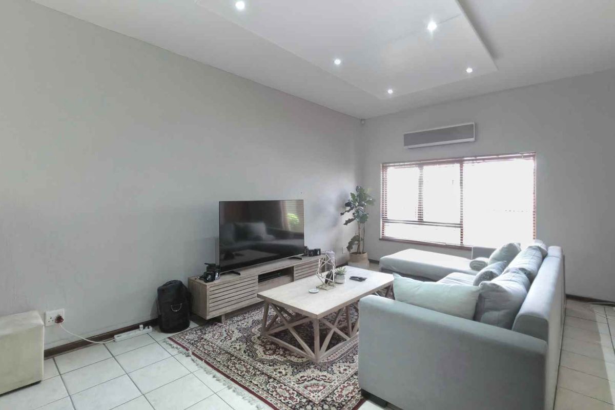 Spacious. Perfectly Located 3 Bedroom Sandton Townhouse With Lovely Private Garden - Photo 5