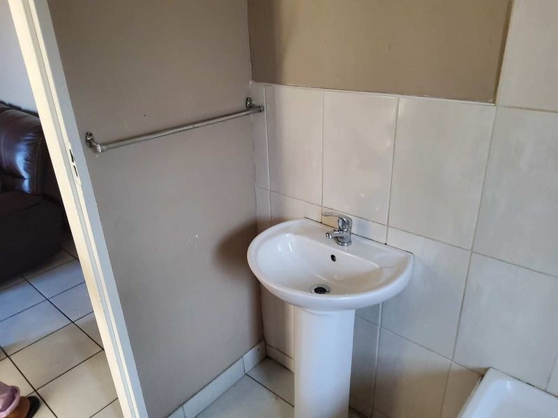 **Spacious Family Home with Additional Flats - Perfect for Investment or Family Living** - Photo 10