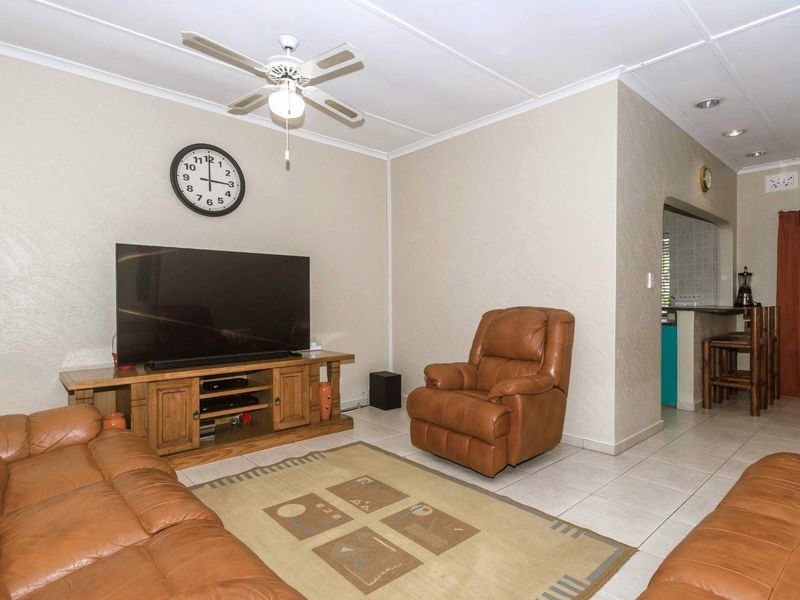 Beautiful Home in the heart of Queensburgh - Photo 2