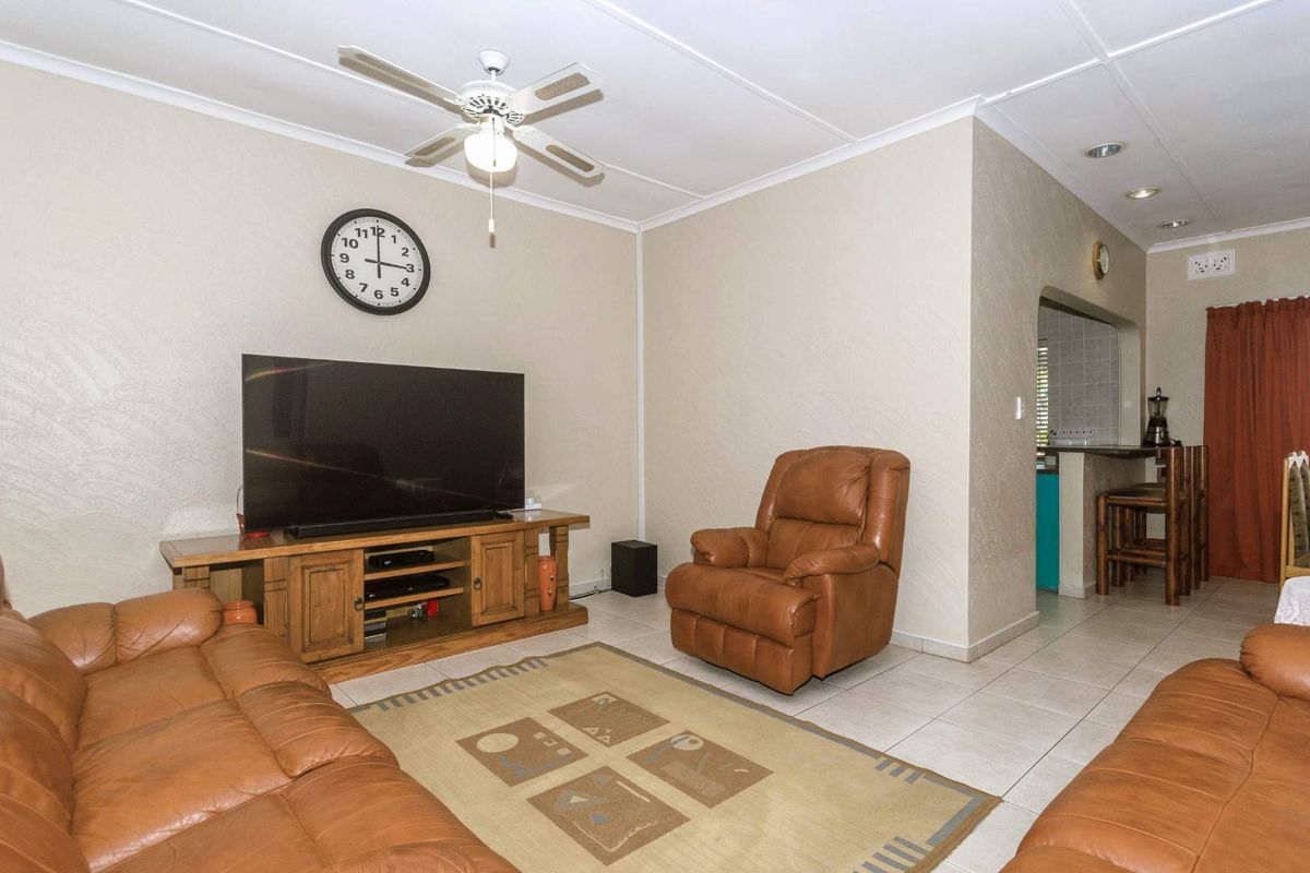 Beautiful Home in the heart of Queensburgh - Photo 2