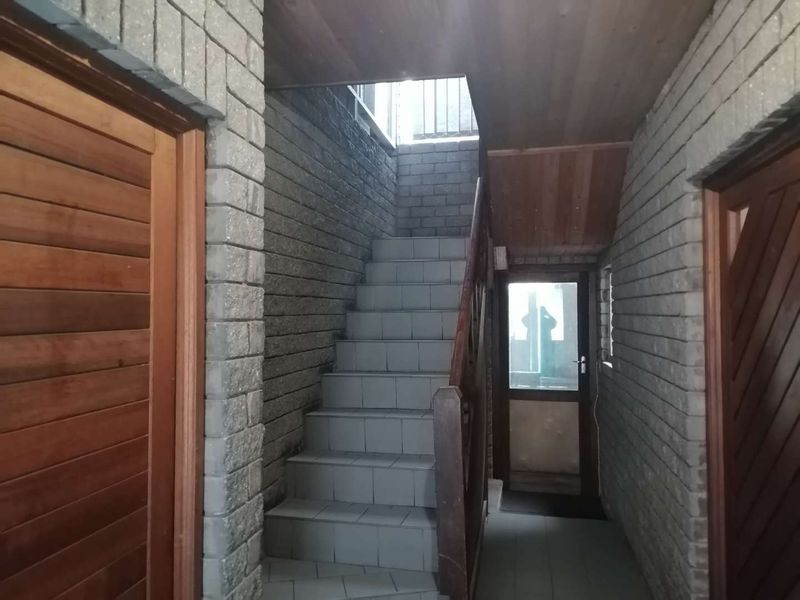 Bettys Bay-5 Bedroom Double Storey - Photo 2