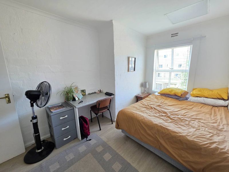 Lovely 2 Bed 1 Bath Apartment open plan living area with kitchenette - Photo 10