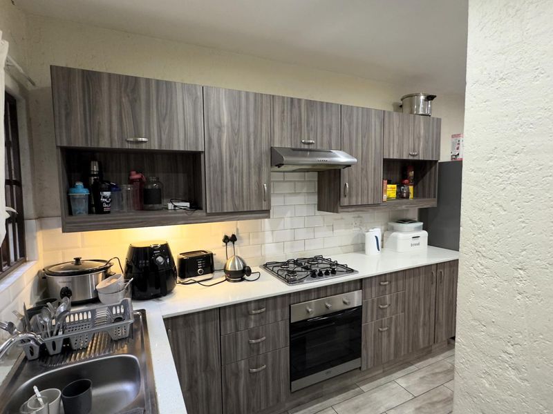 Elegant 3-Bedroom Townhouse in Kilberry, Eastwood - Photo 2