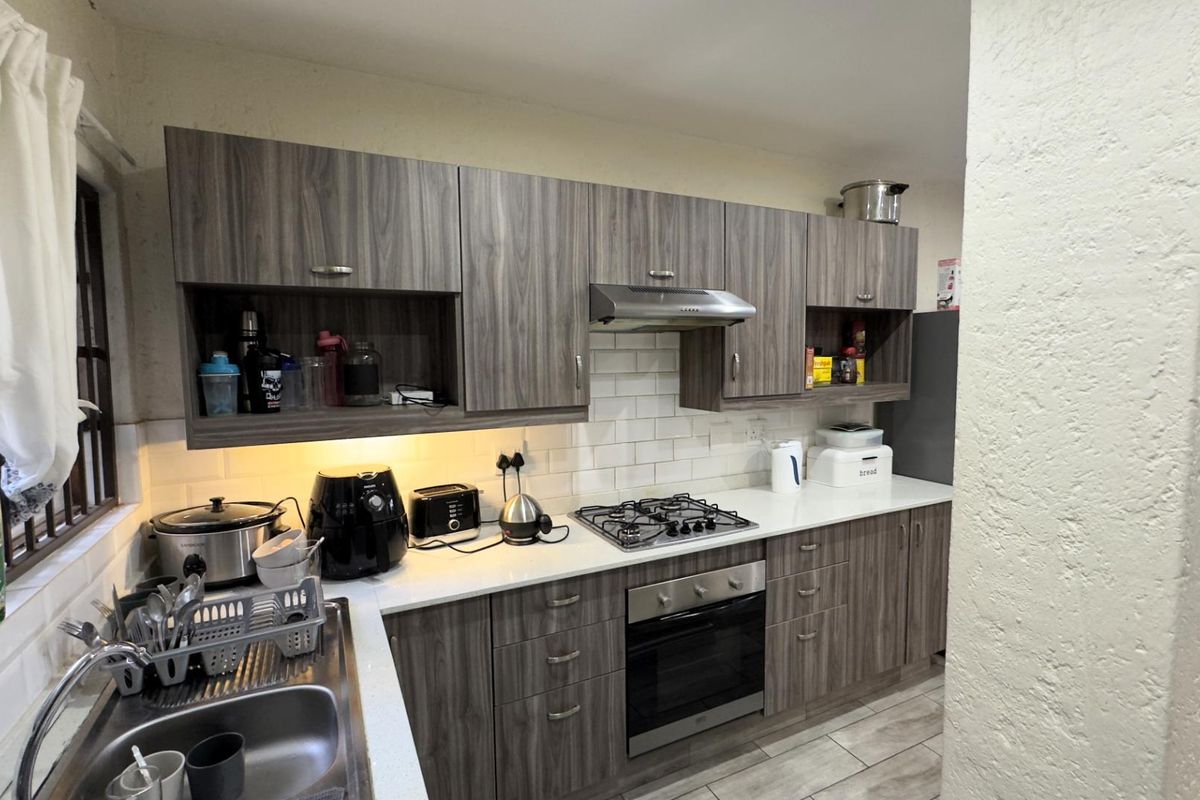 Elegant 3-Bedroom Townhouse in Kilberry, Eastwood - Photo 2