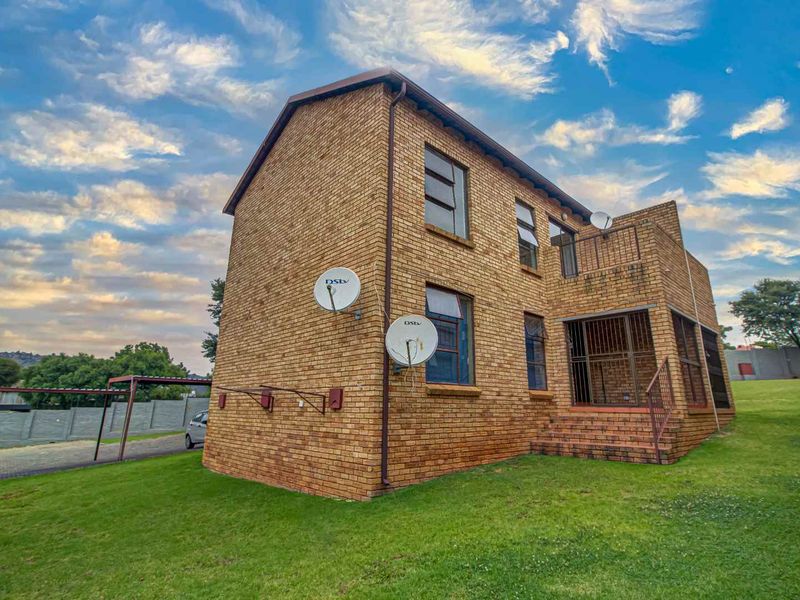 Secure Living Near Top Shopping & Entertainment Hubs - Photo 10