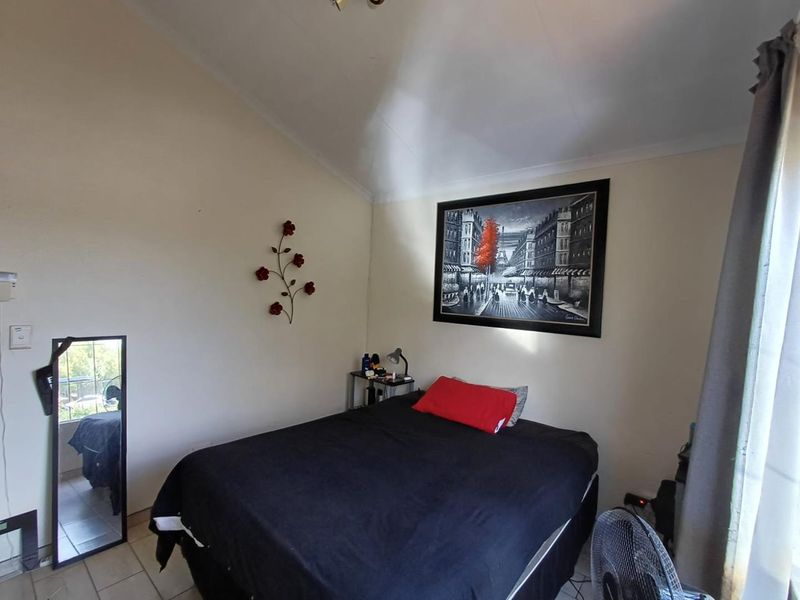 Charming Pet-Friendly Duplex with Enclosed Garden - Photo 8