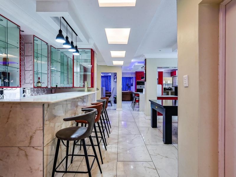 Luxury 5-Bedroom Fully Furnished Home for Rent in Exclusive Gated Estate – East of Pretoria - Photo 5