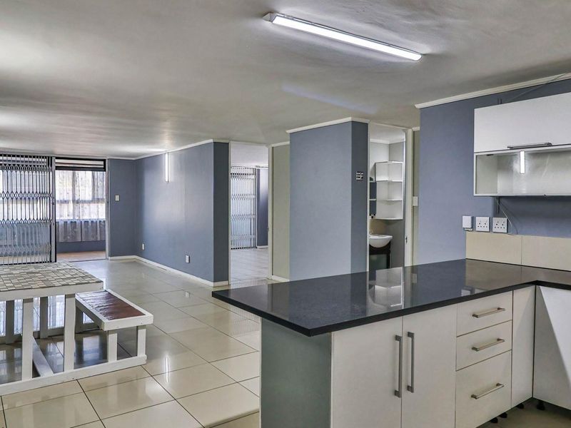 LESS IS MORE - Photo 2