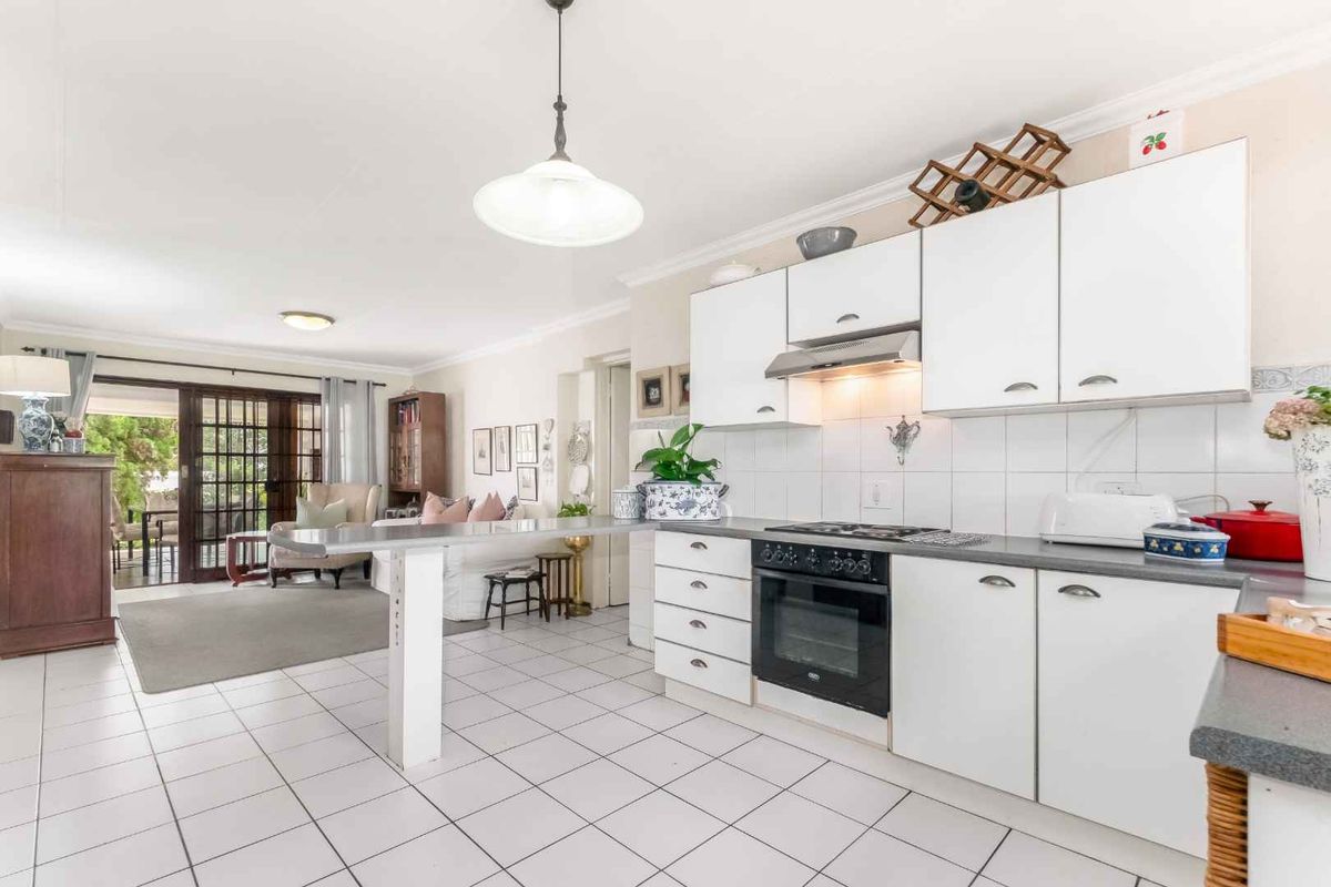 LOVELY SINGLE-LEVEL LIVING IN SOUGHT AFTER FLEETWOOD ESTATE - Photo 4