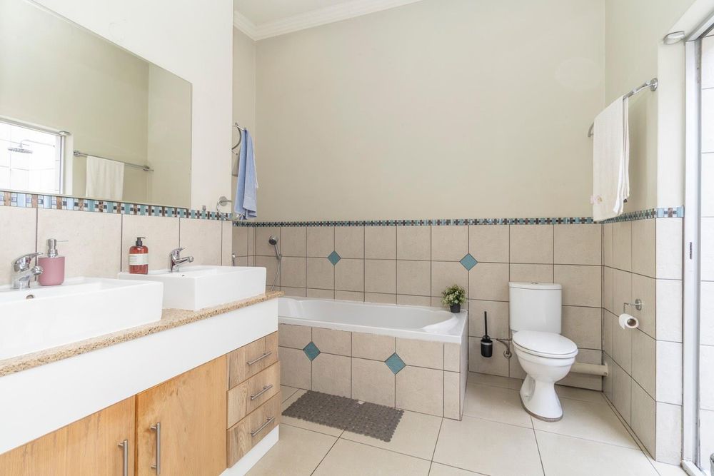 Main Bathroom En-suite