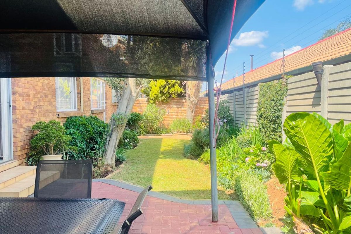 Townhouse For Sale - Photo 3