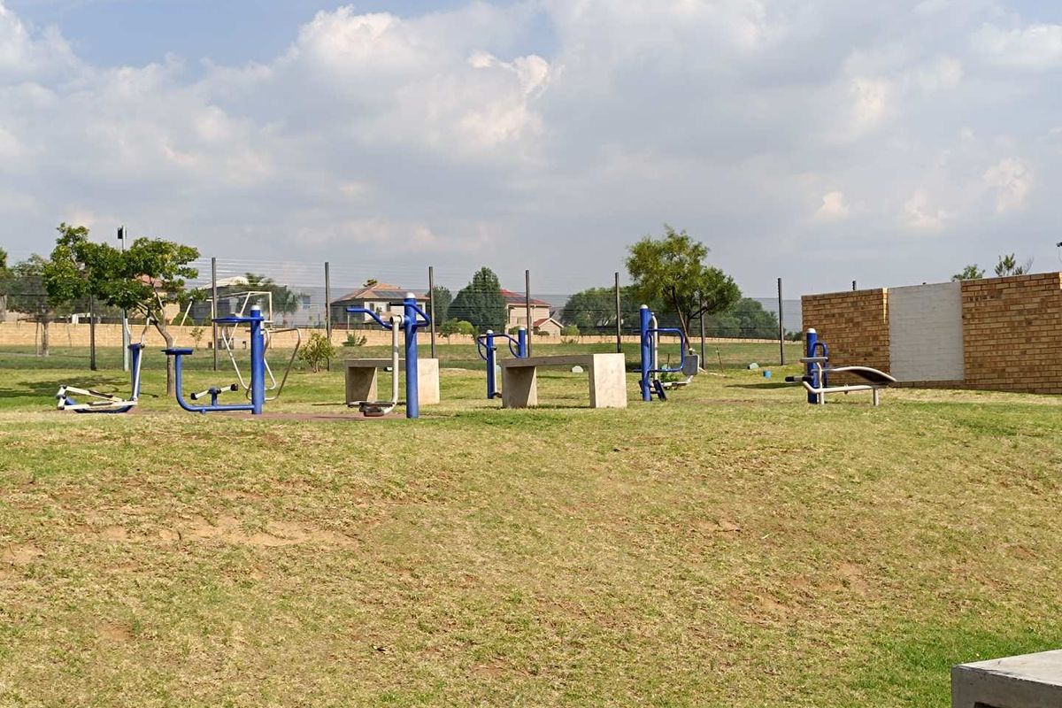 AMBERFIELD - 2 BEDROOM APARTMENT IN SECURE ESTATE WITH AMENITIES - Photo 2