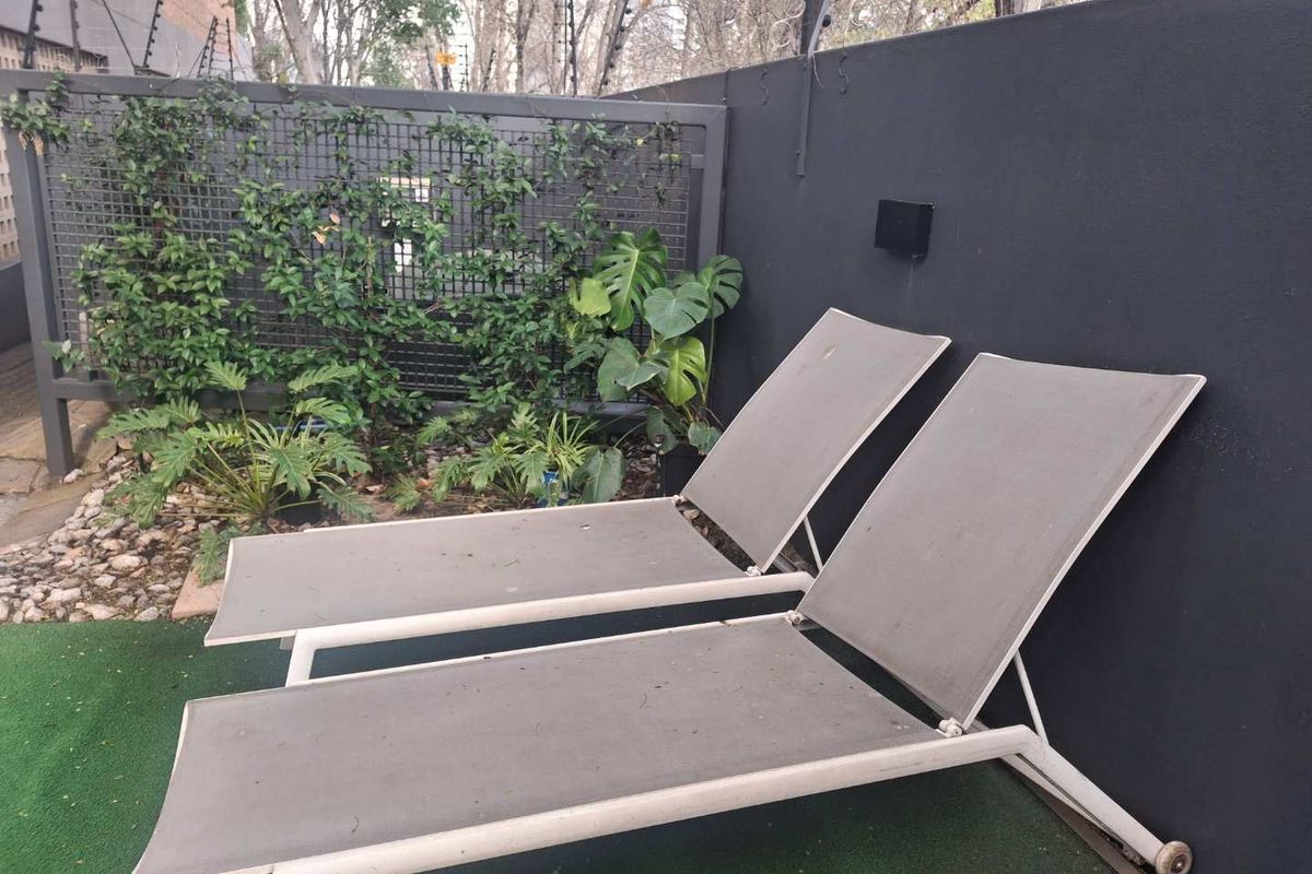 A BEAUTIFULLY FURNISHED TWO BEDROOM GARDEN APARTMENT - Photo 5