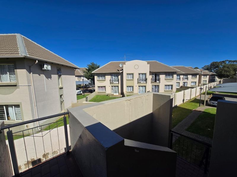 Modern Top-Floor 2-Bedroom Apartment with Balcony in Secure Park Square - Photo 7