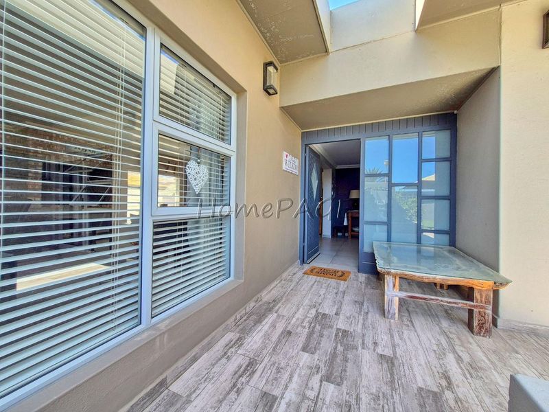 Meersig, Walvis Bay:  5 Bedr home with flat potential and pool is for Sale - Photo 3