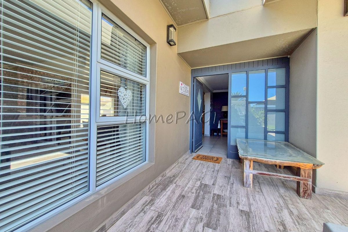 Meersig, Walvis Bay:  5 Bedr home with flat potential and pool is for Sale - Photo 3